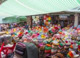 Hüte, Hüte, Hüte auf dem Markt in Saigon