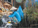 Geschirr spülen im Mekong