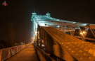 Blaues Wunder bei Nacht