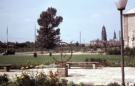 Blick vom Fucikplatz zum Rathaus, Sonnenuhr